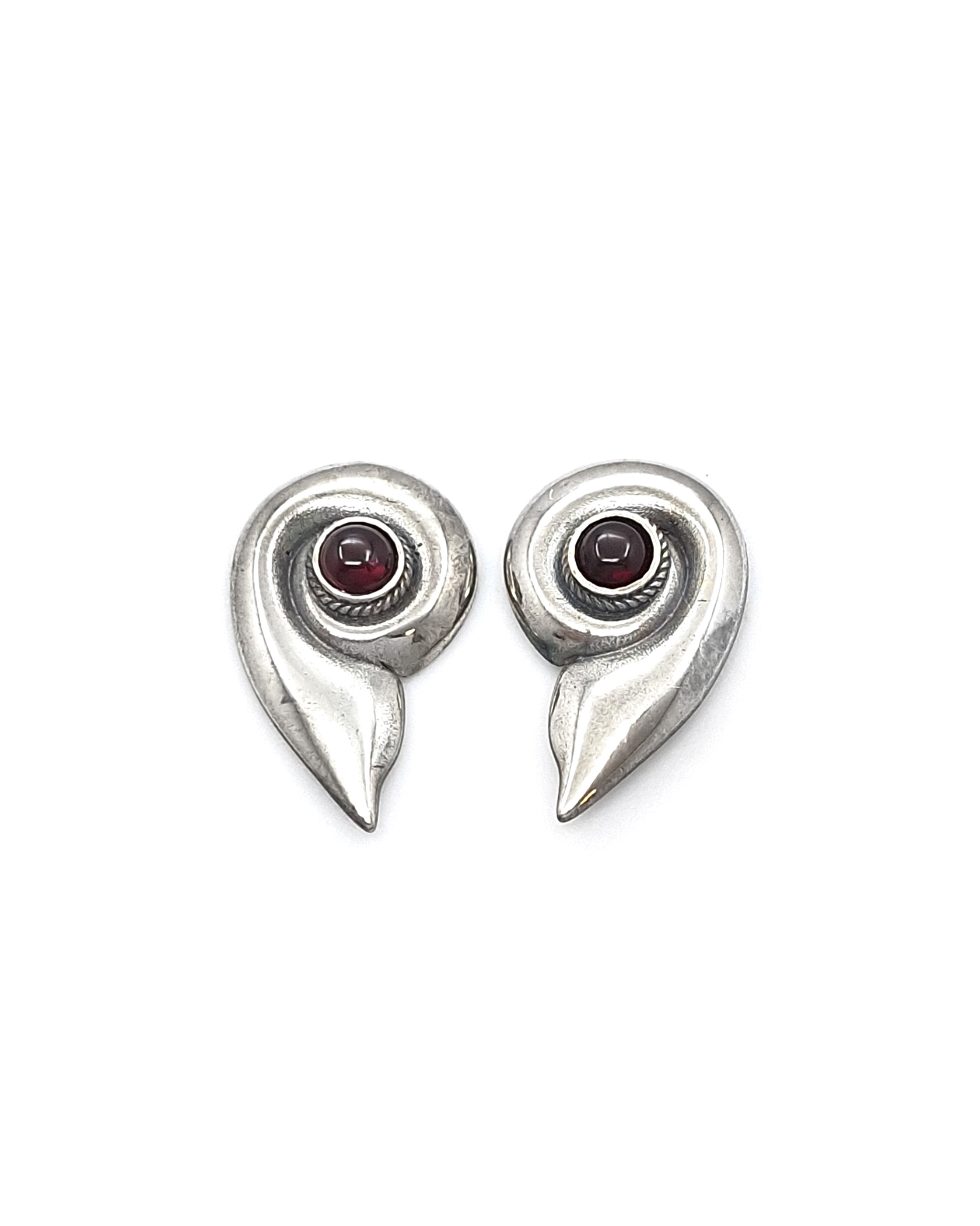 925 Silver Studded Earrings with Garnets 925 Silver Studded Earrings with Garnets